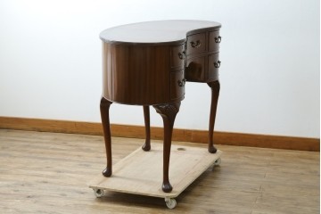 イギリスアンティーク　ウォールナット材　猫脚　程良く小振りなサイズが取り入れやすい!!気品溢れる佇まいのキドニーデスク　(R-065922)