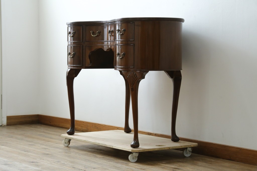 イギリスアンティーク　ウォールナット材　猫脚　程良く小振りなサイズが取り入れやすい!!気品溢れる佇まいのキドニーデスク　(R-065922)