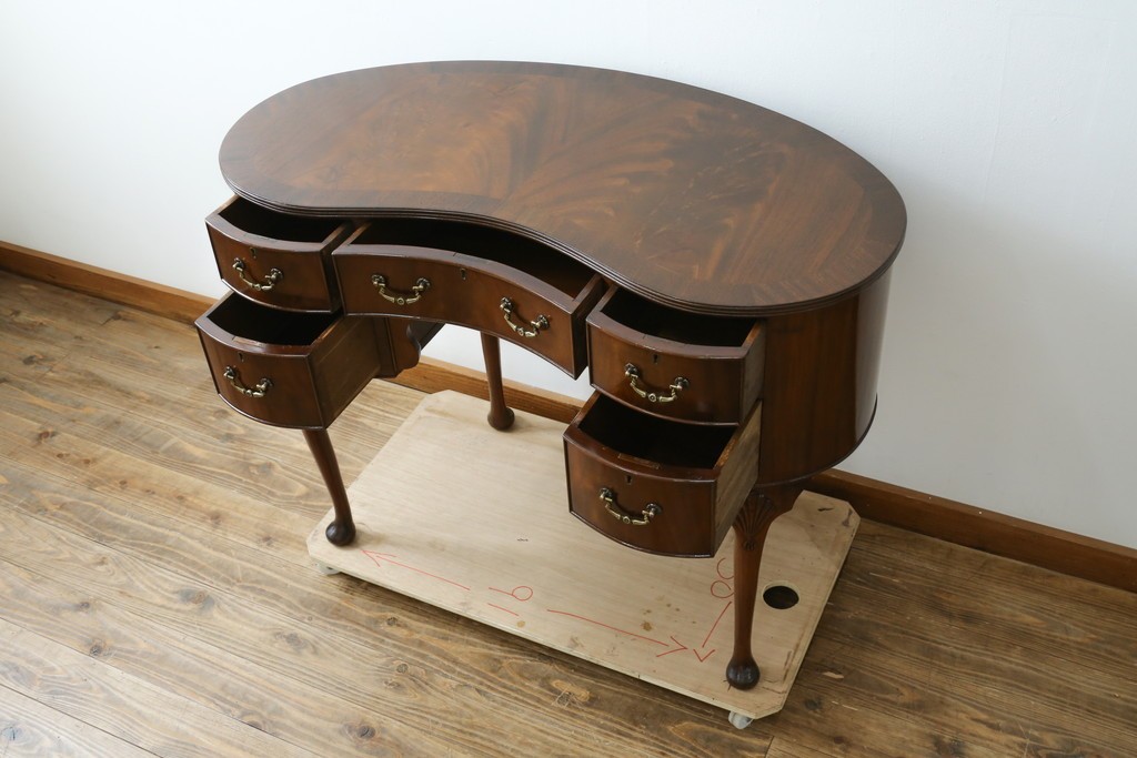 イギリスアンティーク　ウォールナット材　猫脚　程良く小振りなサイズが取り入れやすい!!気品溢れる佇まいのキドニーデスク　(R-065922)