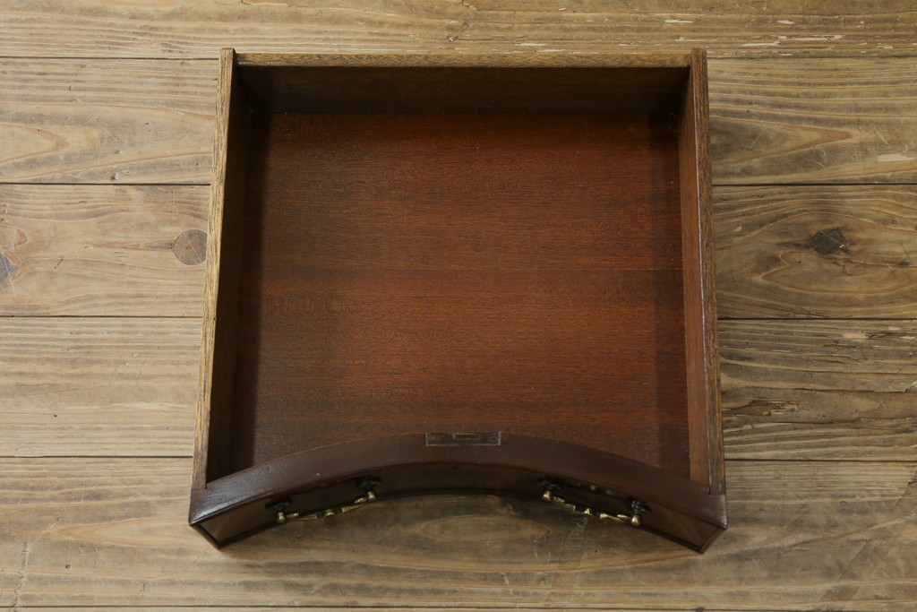 イギリスアンティーク　ウォールナット材　猫脚　程良く小振りなサイズが取り入れやすい!!気品溢れる佇まいのキドニーデスク　(R-065922)