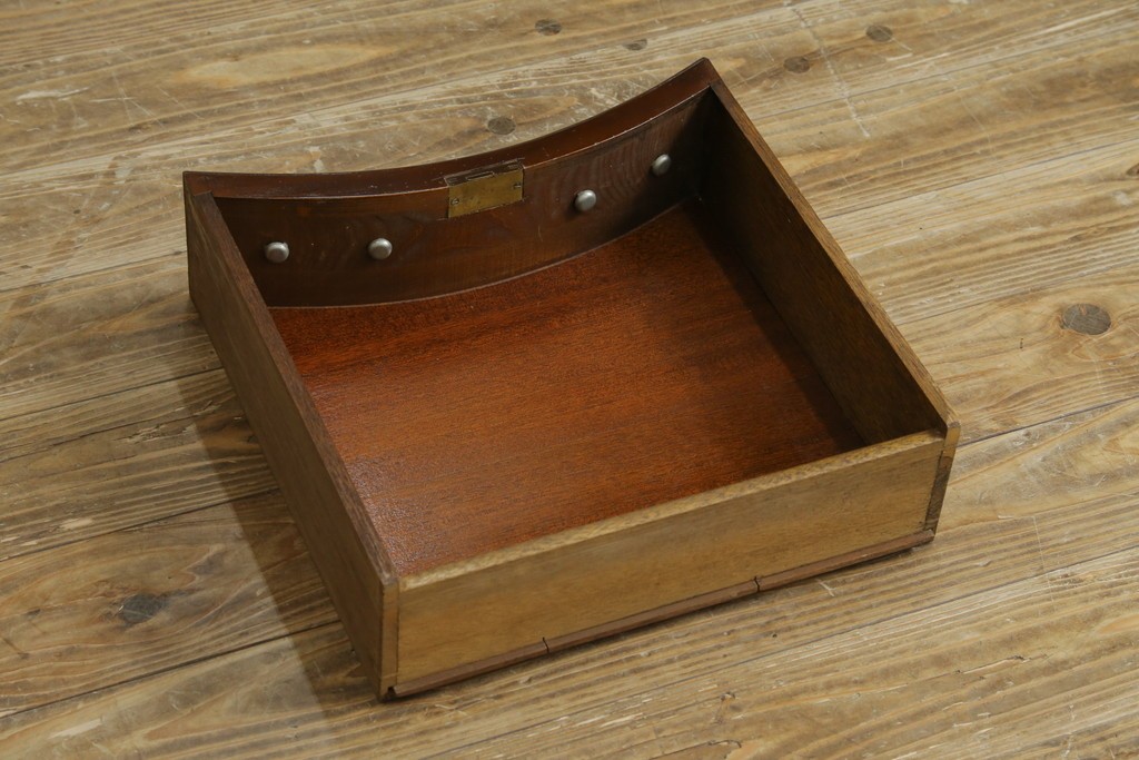 イギリスアンティーク　ウォールナット材　猫脚　程良く小振りなサイズが取り入れやすい!!気品溢れる佇まいのキドニーデスク　(R-065922)