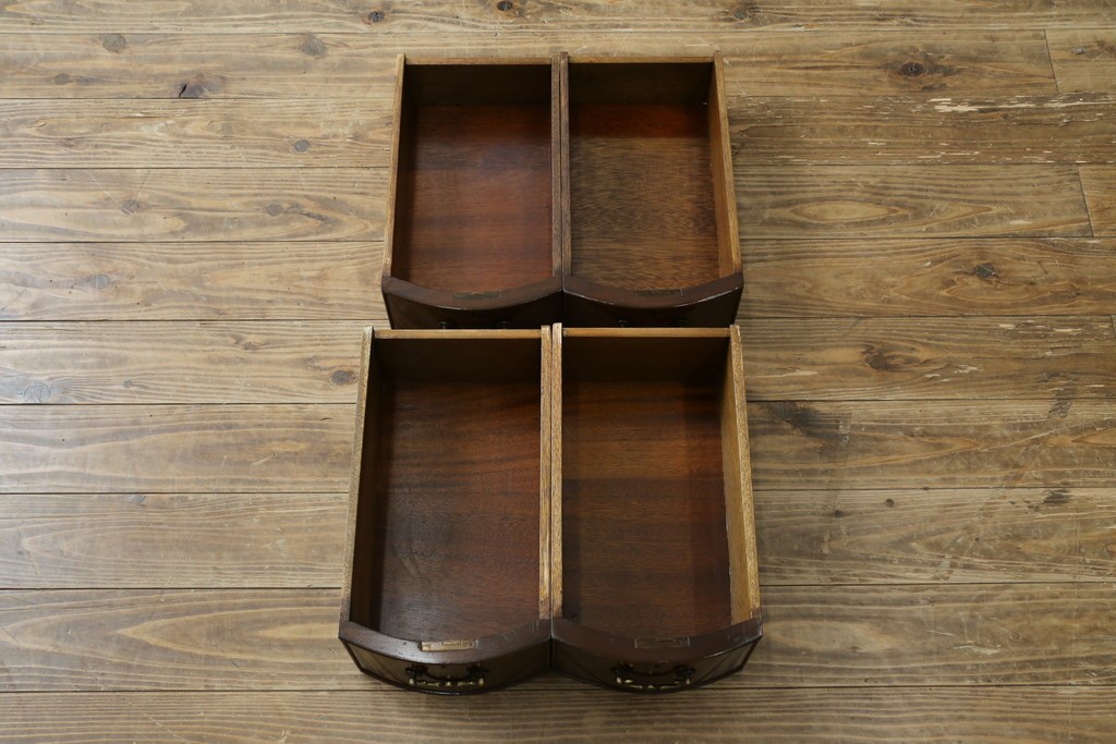 イギリスアンティーク　ウォールナット材　猫脚　程良く小振りなサイズが取り入れやすい!!気品溢れる佇まいのキドニーデスク　(R-065922)