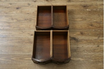 イギリスアンティーク　ウォールナット材　猫脚　程良く小振りなサイズが取り入れやすい!!気品溢れる佇まいのキドニーデスク　(R-065922)