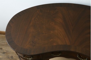 イギリスアンティーク　ウォールナット材　猫脚　程良く小振りなサイズが取り入れやすい!!気品溢れる佇まいのキドニーデスク　(R-065922)