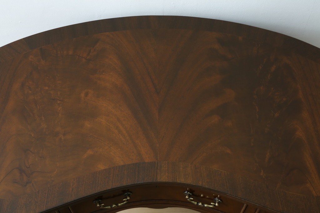 イギリスアンティーク　ウォールナット材　猫脚　程良く小振りなサイズが取り入れやすい!!気品溢れる佇まいのキドニーデスク　(R-065922)