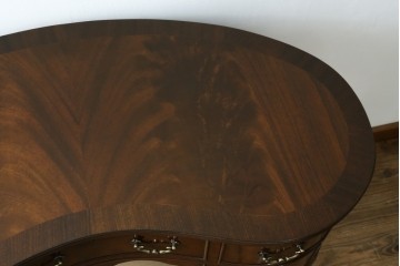 イギリスアンティーク　ウォールナット材　猫脚　程良く小振りなサイズが取り入れやすい!!気品溢れる佇まいのキドニーデスク　(R-065922)