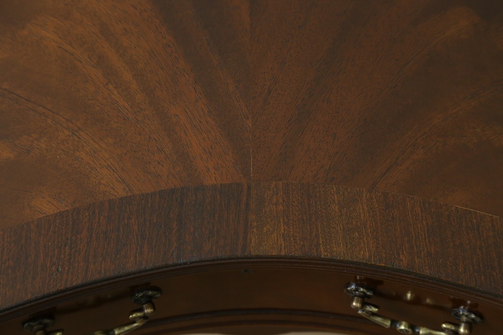 イギリスアンティーク　ウォールナット材　猫脚　程良く小振りなサイズが取り入れやすい!!気品溢れる佇まいのキドニーデスク　(R-065922)