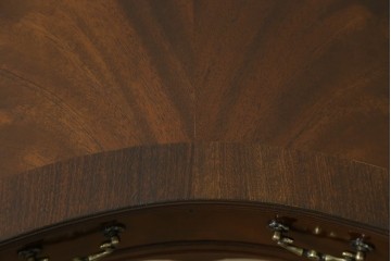 イギリスアンティーク　ウォールナット材　猫脚　程良く小振りなサイズが取り入れやすい!!気品溢れる佇まいのキドニーデスク　(R-065922)