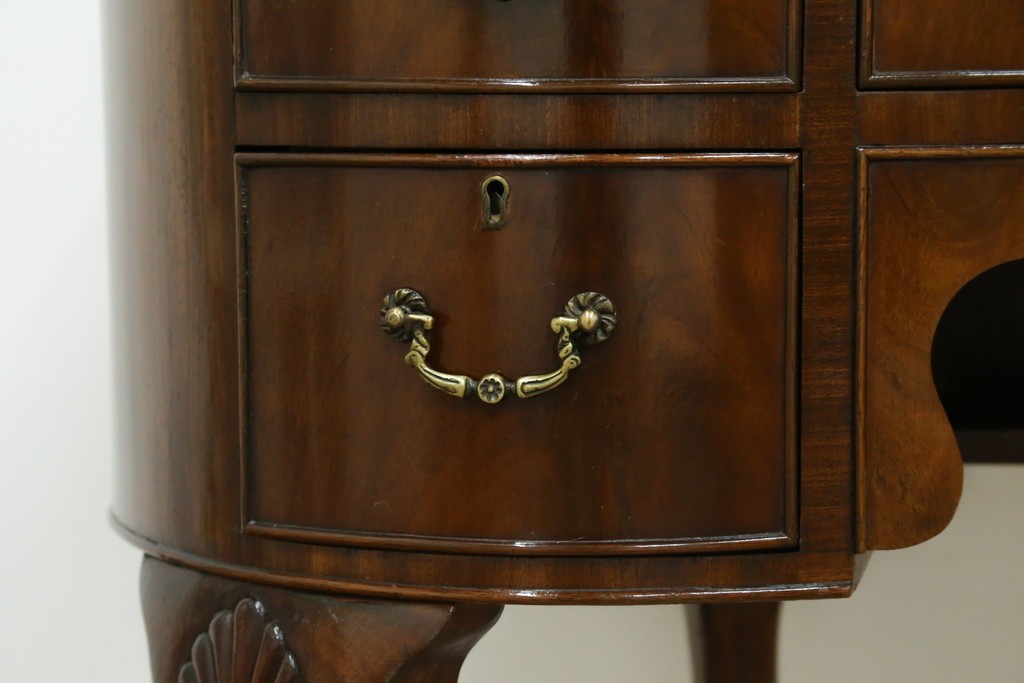 イギリスアンティーク　ウォールナット材　猫脚　程良く小振りなサイズが取り入れやすい!!気品溢れる佇まいのキドニーデスク　(R-065922)