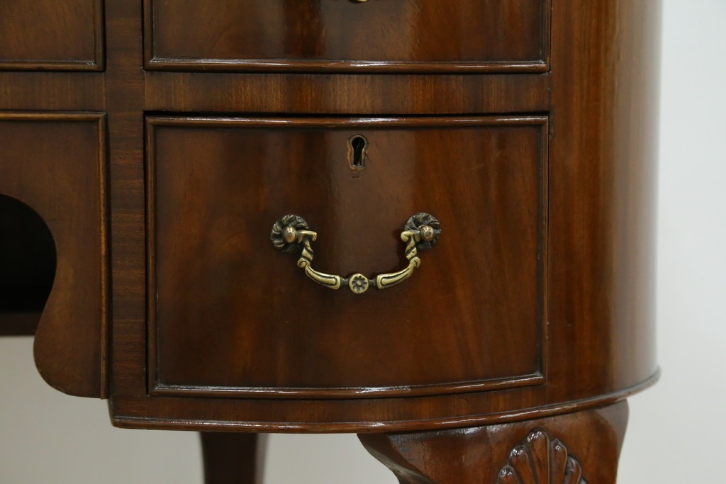 イギリスアンティーク　ウォールナット材　猫脚　程良く小振りなサイズが取り入れやすい!!気品溢れる佇まいのキドニーデスク　(R-065922)