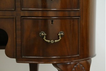 イギリスアンティーク　ウォールナット材　猫脚　程良く小振りなサイズが取り入れやすい!!気品溢れる佇まいのキドニーデスク　(R-065922)