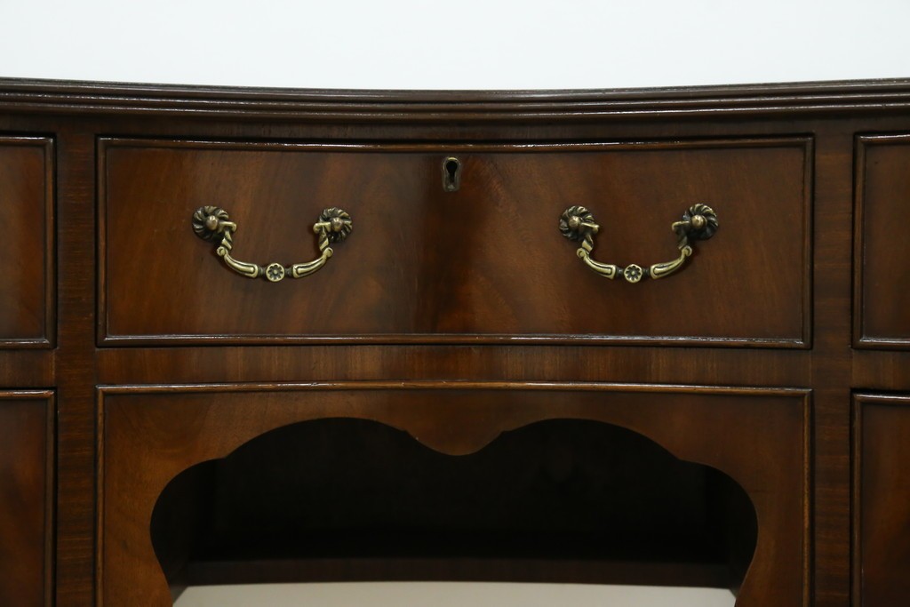 イギリスアンティーク　ウォールナット材　猫脚　程良く小振りなサイズが取り入れやすい!!気品溢れる佇まいのキドニーデスク　(R-065922)