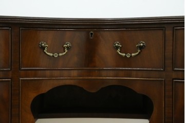 イギリスアンティーク　ウォールナット材　猫脚　程良く小振りなサイズが取り入れやすい!!気品溢れる佇まいのキドニーデスク　(R-065922)