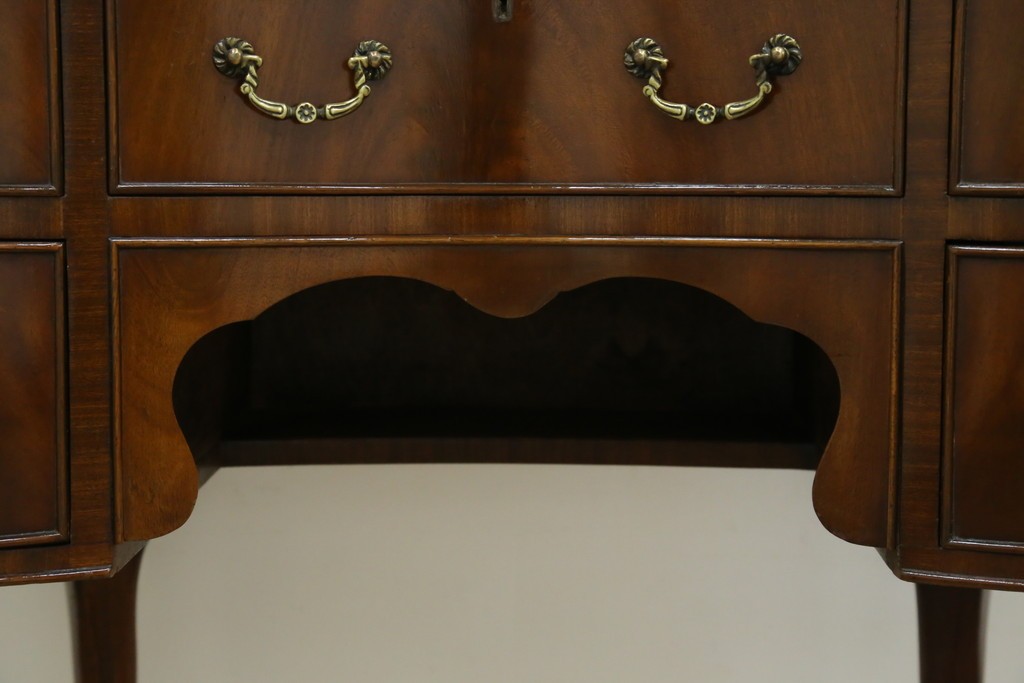 イギリスアンティーク　ウォールナット材　猫脚　程良く小振りなサイズが取り入れやすい!!気品溢れる佇まいのキドニーデスク　(R-065922)