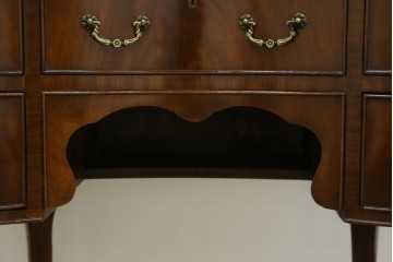 イギリスアンティーク　ウォールナット材　猫脚　程良く小振りなサイズが取り入れやすい!!気品溢れる佇まいのキドニーデスク　(R-065922)