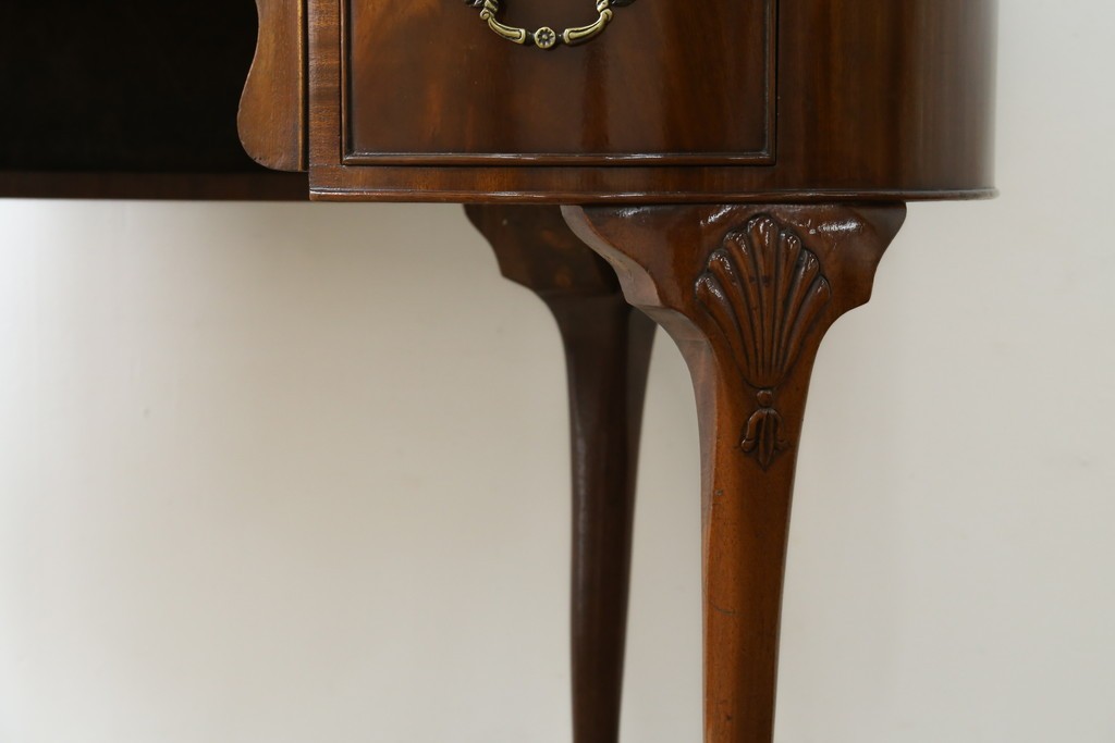 イギリスアンティーク　ウォールナット材　猫脚　程良く小振りなサイズが取り入れやすい!!気品溢れる佇まいのキドニーデスク　(R-065922)