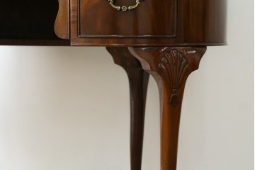 イギリスアンティーク　ウォールナット材　猫脚　程良く小振りなサイズが取り入れやすい!!気品溢れる佇まいのキドニーデスク　(R-065922)