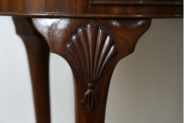 イギリスアンティーク　ウォールナット材　猫脚　程良く小振りなサイズが取り入れやすい!!気品溢れる佇まいのキドニーデスク　(R-065922)