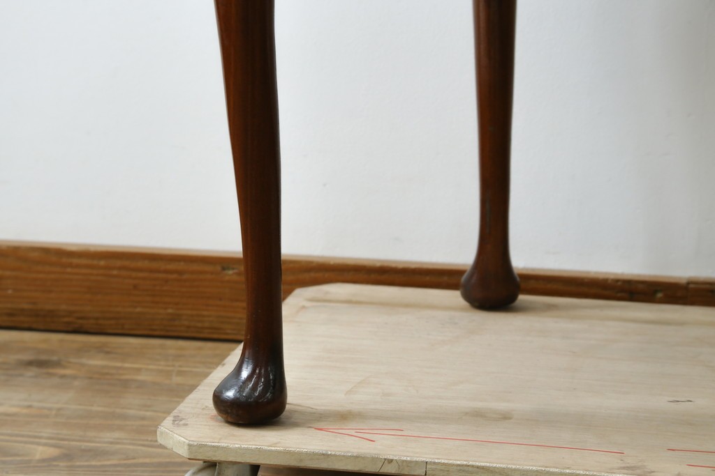 イギリスアンティーク　ウォールナット材　猫脚　程良く小振りなサイズが取り入れやすい!!気品溢れる佇まいのキドニーデスク　(R-065922)