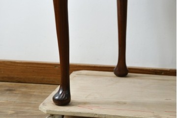 イギリスアンティーク　ウォールナット材　猫脚　程良く小振りなサイズが取り入れやすい!!気品溢れる佇まいのキドニーデスク　(R-065922)