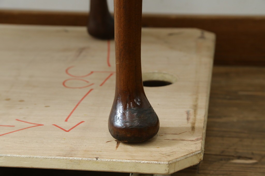 イギリスアンティーク　ウォールナット材　猫脚　程良く小振りなサイズが取り入れやすい!!気品溢れる佇まいのキドニーデスク　(R-065922)