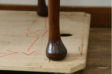 イギリスアンティーク　ウォールナット材　猫脚　程良く小振りなサイズが取り入れやすい!!気品溢れる佇まいのキドニーデスク　(R-065922)