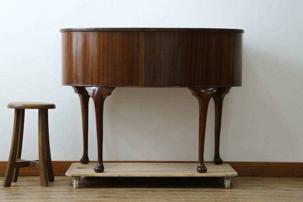 イギリスアンティーク　ウォールナット材　猫脚　程良く小振りなサイズが取り入れやすい!!気品溢れる佇まいのキドニーデスク　(R-065922)