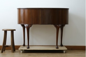 イギリスアンティーク　ウォールナット材　猫脚　程良く小振りなサイズが取り入れやすい!!気品溢れる佇まいのキドニーデスク　(R-065922)