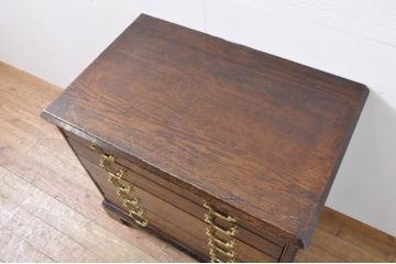 イギリスアンティーク　オーク材　小振りなサイズが使いやすい!!重厚な佇まいが魅力のチェスト(引き出し、洋服タンス、サイドチェスト、英国)(R-065927)