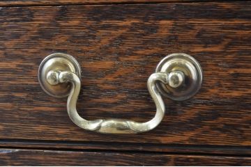 イギリスアンティーク　オーク材　小振りなサイズが使いやすい!!重厚な佇まいが魅力のチェスト(引き出し、洋服タンス、サイドチェスト、英国)(R-065927)