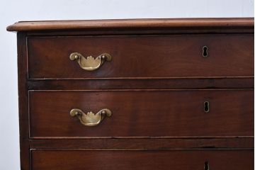 イギリスアンティーク　マホガニー材　小振りなサイズが取り入れやすいクラシカルなチェスト(引き出し、サイドチェスト、洋服タンス、英国)(R-065928)