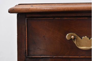 イギリスアンティーク　マホガニー材　小振りなサイズが取り入れやすいクラシカルなチェスト(引き出し、サイドチェスト、洋服タンス、英国)(R-065928)
