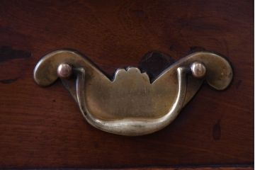 イギリスアンティーク　マホガニー材　小振りなサイズが取り入れやすいクラシカルなチェスト(引き出し、サイドチェスト、洋服タンス、英国)(R-065928)