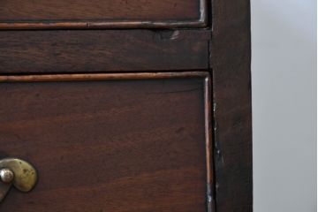イギリスアンティーク　マホガニー材　小振りなサイズが取り入れやすいクラシカルなチェスト(引き出し、サイドチェスト、洋服タンス、英国)(R-065928)