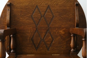 イギリスアンティーク　オーク材　ラウンド型のデザインが上品なモンクスベンチ　(R-065930)