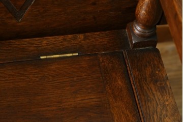 イギリスアンティーク　オーク材　ラウンド型のデザインが上品なモンクスベンチ　(R-065930)