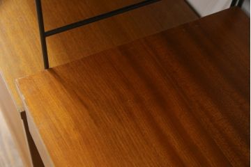 イギリスビンテージ　Staples & Co.Ltd(ステイプルズ)　robert heal(ロバート・ヒールズ)デザイン　温もり感じるチーク材と無骨な鉄製フレームの組み合わせがかっこいいウォールユニットキャビネット(オープンシェルフ、収納棚、戸棚、オープンラック、ヴィンテージ、英国)(R-065931)