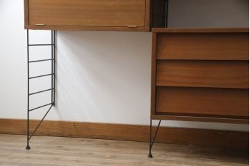 イギリスビンテージ　Staples & Co.Ltd(ステイプルズ)　robert heal(ロバート・ヒールズ)デザイン　温もり感じるチーク材と無骨な鉄製フレームの組み合わせがかっこいいウォールユニットキャビネット(オープンシェルフ、収納棚、戸棚、オープンラック、ヴィンテージ、英国)(R-065931)