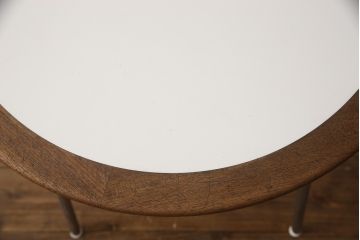 ビンテージ家具　チーク材とメラミン天板の色合わせがお洒落なスチール脚コーヒーテーブル(カフェテーブル、サイドテーブル、ラウンドテーブル、ヴィンテージ)(R-065933)