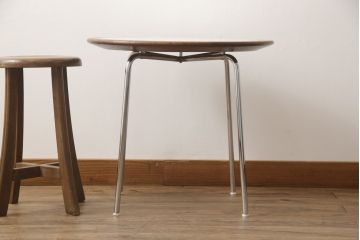ビンテージ家具　チーク材とメラミン天板の色合わせがお洒落なスチール脚コーヒーテーブル(カフェテーブル、サイドテーブル、ラウンドテーブル、ヴィンテージ)(R-065933)