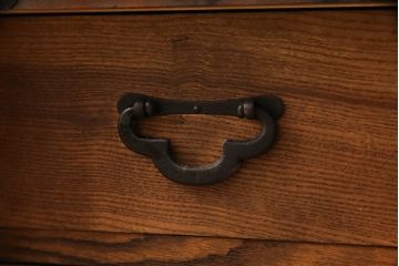 和製アンティーク　美品!!　前面欅(ケヤキ)材　会津地方　小振りなサイズが取り入れやすい帳場箪笥(時代箪笥、収納タンス、小箪笥、引き出し)(R-065938)