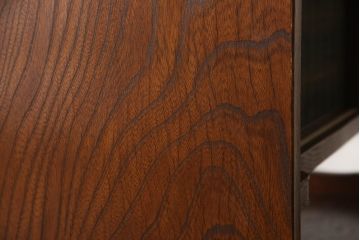 和製ビンテージ　国産　職人手造り品　三方欅(ケヤキ)材　漆塗り　品のある黒金具と和柄の引き戸が目を引く茶棚(飾り棚、違い棚、収納棚、戸棚、サイドボード、ヴィンテージ)(R-065941)