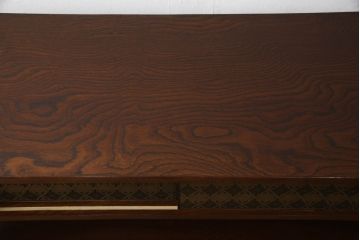 和製ビンテージ　国産　職人手造り品　三方欅(ケヤキ)材　漆塗り　品のある黒金具と和柄の引き戸が目を引く茶棚(飾り棚、違い棚、収納棚、戸棚、サイドボード、ヴィンテージ)(R-065941)