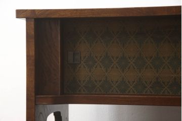 和製ビンテージ　国産　職人手造り品　三方欅(ケヤキ)材　漆塗り　品のある黒金具と和柄の引き戸が目を引く茶棚(飾り棚、違い棚、収納棚、戸棚、サイドボード、ヴィンテージ)(R-065941)