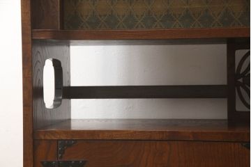 和製ビンテージ　国産　職人手造り品　三方欅(ケヤキ)材　漆塗り　品のある黒金具と和柄の引き戸が目を引く茶棚(飾り棚、違い棚、収納棚、戸棚、サイドボード、ヴィンテージ)(R-065941)