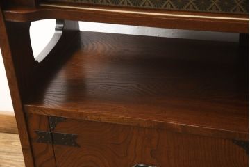 和製ビンテージ　国産　職人手造り品　三方欅(ケヤキ)材　漆塗り　品のある黒金具と和柄の引き戸が目を引く茶棚(飾り棚、違い棚、収納棚、戸棚、サイドボード、ヴィンテージ)(R-065941)