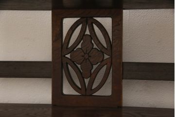 和製ビンテージ　国産　職人手造り品　三方欅(ケヤキ)材　漆塗り　品のある黒金具と和柄の引き戸が目を引く茶棚(飾り棚、違い棚、収納棚、戸棚、サイドボード、ヴィンテージ)(R-065941)