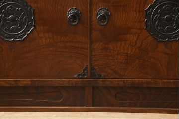 和製ビンテージ　国産　職人手造り品　三方欅(ケヤキ)材　漆塗り　品のある黒金具と和柄の引き戸が目を引く茶棚(飾り棚、違い棚、収納棚、戸棚、サイドボード、ヴィンテージ)(R-065941)