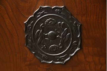 和製ビンテージ　国産　職人手造り品　三方欅(ケヤキ)材　漆塗り　品のある黒金具と和柄の引き戸が目を引く茶棚(飾り棚、違い棚、収納棚、戸棚、サイドボード、ヴィンテージ)(R-065941)