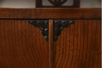 和製ビンテージ　国産　職人手造り品　三方欅(ケヤキ)材　漆塗り　品のある黒金具と和柄の引き戸が目を引く茶棚(飾り棚、違い棚、収納棚、戸棚、サイドボード、ヴィンテージ)(R-065941)
